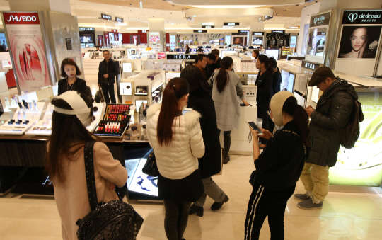 5일 오후 서울 용산구 '신라아이파크면세점'을 찾은 중국인 관광객들이 쇼핑을 하고 있다. 지난해 12월 24일 용산  아이파크몰 3·4·6층에 약 1만6천500㎡ 규모로 오픈한 '신라아이파크면세점'은 3월  3∼7층까지 3만400㎡ 면적 전층을 개점하는 '그랜드 오픈'을 할 예정이다.